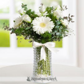  Antalya Lara Çiçek Gönder Cam Vazoda Beyaz Gerberalar ve Güller