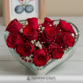 Antalya Lara Çiçekçi Kalp Vazoda 11 Kırmızı Gül